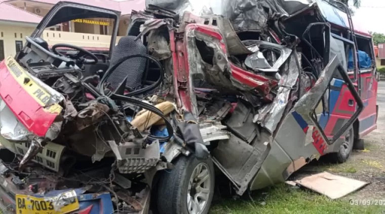 Tabrakan Maut Dijalan Lintas Simpang Empat Ujung Gading Antara Izuzu Mini Bus Pastra VS Truk