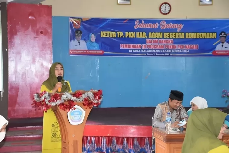 Ketua TP PKK Kabupaten Agam, Yenni Andri Warman berikan pembinaan kepada TP PKK Nagari Sungai Pua