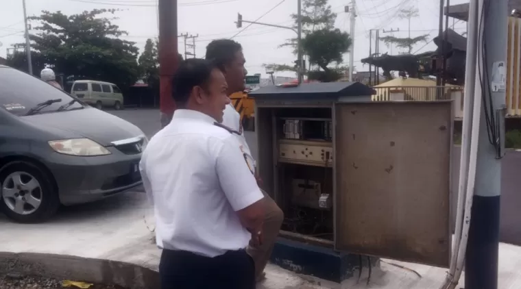 Saat pengecekan keberfungsian Traffic Light Perampatan Jati Kota Pariaman setelah dilaksanakan perbaikan.