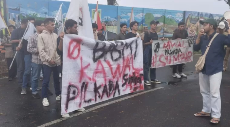 Unjuk rasa LSM Basmi ke KPU kota Payakumbuh, Kamis 12 September 2024.