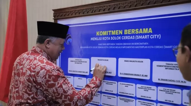 Wako Zul Elfian Umar menanda tangani Komitmen Bersama Menuju Kota Solok Cerdas (Smart City).