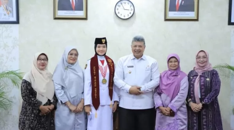 Wako Zul Elfian Umar bersama Maulia Permata Putri dan pejabat lainnya, serta orang tua Maulia Permata Putri