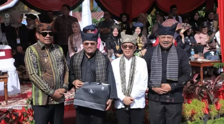 Wako Solok Zul Elfian Umar (kanan) dan Pejabat lainnya, diacara Pembukaan RSBG tahun 2024 di Hamparan Sawah Solok.