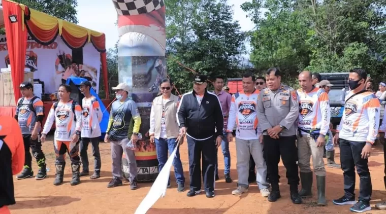 Wako Zul Elfian Umar mengangkat bendera, melepas peserta Bareh Solok 2 Hard Enduro Trail Adventure Extreme