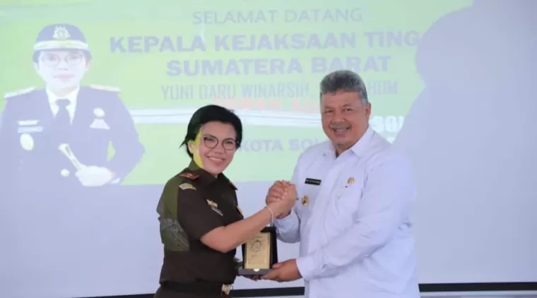 Wako Solok Zul Elfian Umar (kanan) bersama Kepala Kejaksaan Tinggi Sumbar, Yuni Daru Winarsih.