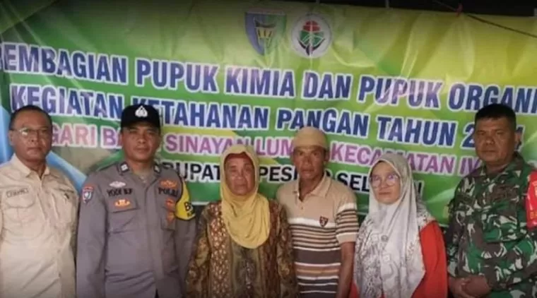 Warga Nagari Balai Sinayan Lumpo Kecamatan IV Jurai Menerima Bantuan Pupuk