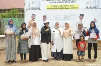 3 SMA dan SMK di Sangir Balai Janggo Terima Bantuan Seragam dari Pemkab Solsel