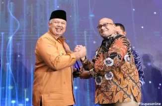 Wako Solok, Zul Elfian Umar (kiri) saat menerima Anugerah, Apresiasi Tokoh Indonesia 2024 dari Tempo Media Grup