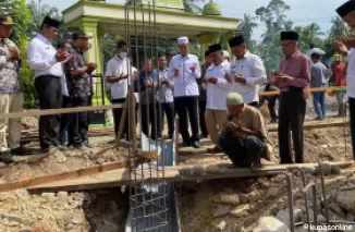 Bangunan Lama Dirobohkan, Wabup Risnawanto Letakkan Batu Pertama Pembangunan Kembali Masjid Al Muhajirin