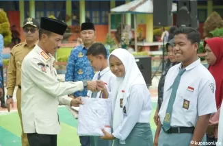 Bantuan Seragam Pemkab Solsel, Ringankan Beban Orang Tua Siswa