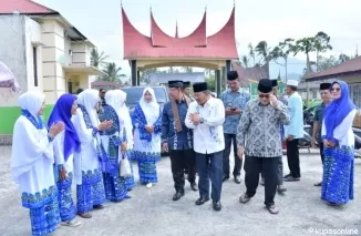 Bupati Agam Dr H Andri Warman MM, bersama Ketua BKMT Kabupaten Agam Yenni Andri Warman, menghadiri Wirid Pengajian Gabungan BKMT