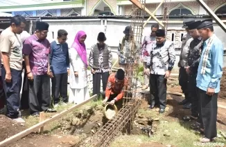 Kepala Dinas Kesehatan Kabupaten Agam, dr. Hendri Rusdian mewakili Bupati Agam meletakkan batu pertama pembangunan Taman Pendidikan Quran (TPQ) Baitul Amal Sitingkah Tangah