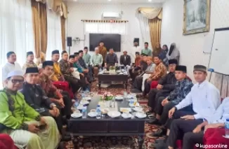 Bupati Epyardi Asda (tengah) bersama rombongan Forum Komunikasi Pondok Pesantren (FKPP) Se Kabupaten Solok