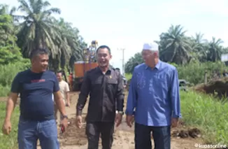 Bupati Pasaman Barat Bersama Ketua DPRD Tinjau Jembatan Rusak