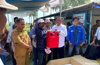 Bupati Pessel Serahkan Mesin Dan Cool Box Ikan Kepada 47 Kelompok Nelayan di Ranah Pesisir