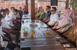 Vasko Ruseimy bersama rombongan seharian di Payakumbuh dan menuju beberapa titik pertemuan, Minggu 22 September 2024, ternyata sosok  Vasko laris manis.