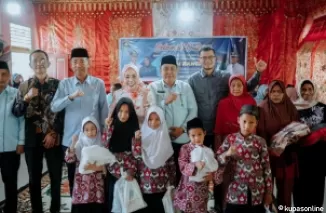 Bundo Emiko dan Pimpinan DPRD, Ivoni Munir bersama Pejabat lainya, usai menyerahkan bantuan kepada anak-anak dan masyarakat di Nagari Batu Banyak.