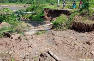 kondisi jalan rabat beton yang putus dihondoh banjir.