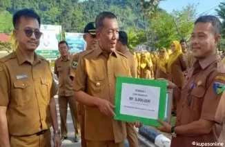 Dinas Kesehatan Pessel Menerima Penghargaan Kriteria Sangat Baik Dalam Pengawasan Dan Penilaian Kearsipan