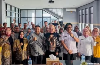 Ketua Dekranasda Kab. Solok, Hj. Emiko (tengah) beserta rombongan, foto bersama Kadis Koperasi,UKM, Perdagangan dan Perindustrian Kab. Kuningan, Trisman Supriatna (4 kanan) dan jajaran