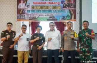 Bupati Solok Epyardi Asda bersama Kajati Sumbar Yuni Daru Winarsih (tengah) dan Forkopimda setempat di Arosuka