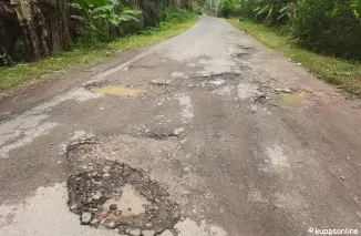 Jalan rusak parah di Tungkal Utara menuju Desa Cubadak Air Kecamatan Pariaman Utara Kota Pariaman menanti perbaikan.