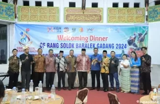 Wako Zul Elfian Umar (Tengah baju batik merah) dengan Pejabat dan tamu lainnya di acara Gala Dinner RSBG