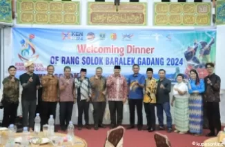 Wako Zul Elfian Umar (Tengah baju batik merah) dengan Pejabat dan tamu lainnya di acara Gala Dinner RSBG