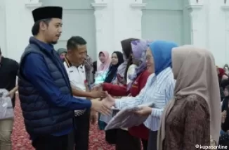 Wako Bukitinggi serahkan baju kader se Kecamatan Guguak Panjang