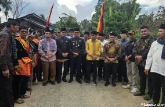 Bupati Safaruddin bersama Gubernur Sumbar foton bersama usai dibuka secara resmi oleh Gubernur Sumbar diwakili staf ahli bidang Pembangunan dan Kemasyarakatan Maswar Dedi kegiatan kampung Sarugo, baru-baru ini.