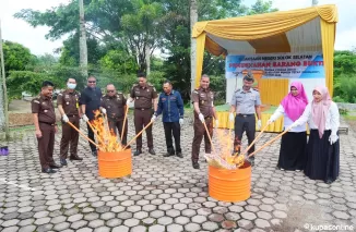 Kejari Solok Selatan Musnahkan Barang Bukti Tindak Pidana Tahun 2024