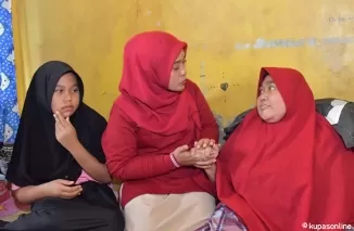 Ketua Lembaga Koordinasi Kesejahteraan Sosial (LKKS) Agam, Yenni Andri Warman, menyalurkan bantuan kepada salah satu keluarga yang berada di Komplek Jawa Ujuang Labuah