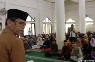 Bupati Safaruddin bersama Baznas serahkan bantuan beasiswa bagi pelajar dan Mahasiswa se-kabupaten Limapuluh Kota di mesjid Kunci Loyang kantor bupati Sarilamak, Senin 9 September 2024.