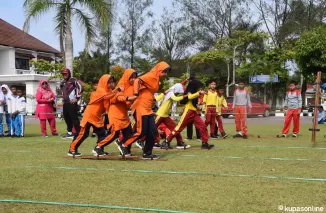 saat permainan lomba tangkelek panjang berlangsung.