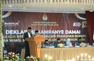 Calon bupati Limapuluh Kota Safaruddin Dt. Bandaro Rajo memberikan sambutan usai mendapat nomor urut 2, di aula kantor bupati setempat, Senin  23 September 2024.