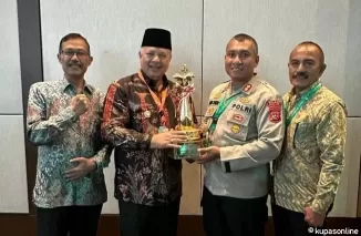 Wako Zul Elfian Umar bersama Sekda Syaiful A (kiri), Kapolres Solok Kota AKBP Abdus Syukur Felani, S.I.K, dan Kadishub Kota Solok, Ikhlas, (kanan) usai menerima Penghargaan WTN 2024.