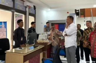 Pjs Bupati Solok, Akbar Ali (tengah baju putih) saat meninjau pusat layanan masyarakat salah satu OPD dikawasan Islamic Center Koto Baru.