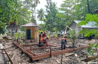 pekerja sedang mengerjakan pembangunan toilet di objek wisata Pulau Angso Duo.