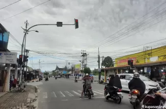 Salah satuTraffic terlama di Kota Pariaman di Simpang Amadin Kota Pariaman. (Trisnaldi).