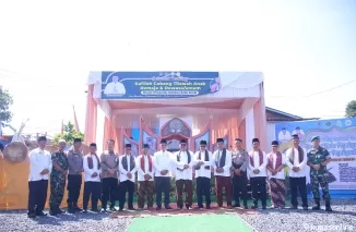 Pj Walikota Payakumbuh Suprayitno foto bersama pada acara pembukaan berlangsung dengan khidmat dan meriah di Mimbar Utama Masjid Istiqomah, kelurahan Bulakan Balai Kandi, Jumat 13 September 2024.