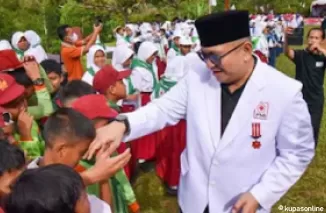 Pj Wali Kota Padang Andree Algamar Terima Penghargaan 'Lencana Jasa Pratama' dari PMI