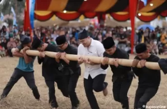 Wawako RamadhanI Kirana Putra (2 kanan) bersama warga kainnya, saat ikut permainan Batuang Gilo di Hamparan Sawah Solok