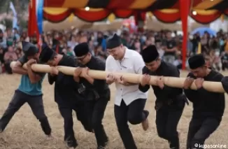 Wawako RamadhanI Kirana Putra (2 kanan) bersama warga lainnya, saat ikut permainan tradisional Batuang Gilo.