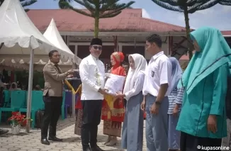 Bupati Limapuluh Kota Safaruddin Dt. Bandaro Rajo didampingi Usman ketua Badan Kerjasama Taman Pendidikan Al Quran (BKS TPQ) kabupaten Limapuluh Kota dan rombongan menuju salah satu rumah tahfizt, baru-baru ini.