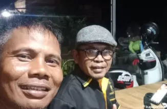 Zul Fitra yang akrap disapa Panjul didampingi rekan kerjanya Firman Wanipin.