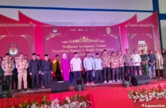 Usai menandatangai Deklarasi Kampanye Damai, Tiga Paslon Bupati dan Wakil Bupati Solok, foto bersama KPU, Bawaslu dan Forkopimda setempat