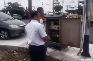 Saat pengecekan keberfungsian Traffic Light Perampatan Jati Kota Pariaman setelah dilaksanakan perbaikan.