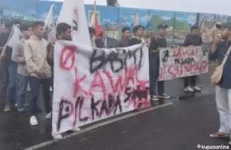 Unjuk rasa LSM Basmi ke KPU kota Payakumbuh, Kamis 12 September 2024.