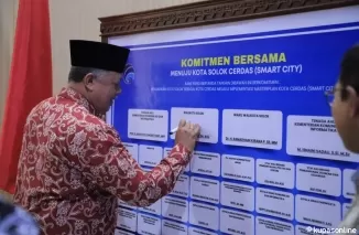 Wako Zul Elfian Umar menanda tangani Komitmen Bersama Menuju Kota Solok Cerdas (Smart City).