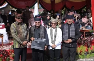 Wako Solok Zul Elfian Umar (kanan) dan Pejabat lainnya, diacara Pembukaan RSBG tahun 2024 di Hamparan Sawah Solok.